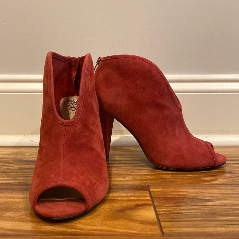Vince Camuto Size 7 1/2 Red Suede